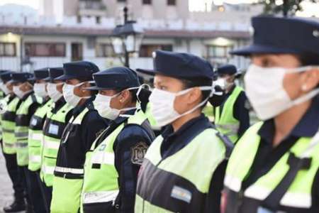 Una femenina de la policía sufrió un ACV en plena calle tras discutir con su superior