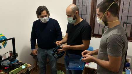 Sáenz se reunió con diseñadores salteños que producen protectores faciales gratuitos para prevenir  el contagio del Coronavirus