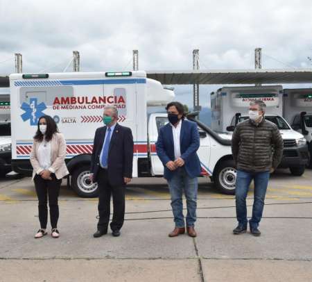 Sáenz entregó 10 ambulancias para el sistema de salud del interior