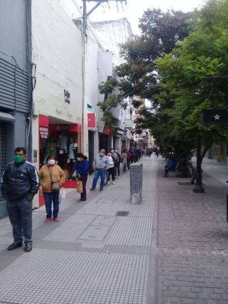 ¿Y el aislamiento? Salteños ignoran la cuarentena y colman el centro con largas filas