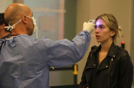 Incluyen la falta de olfato y gusto como síntomas del coronavirus