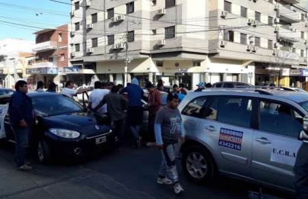 Remiseros en la lona: "Salimos a trabajar y perdemos 200 pesos por día"