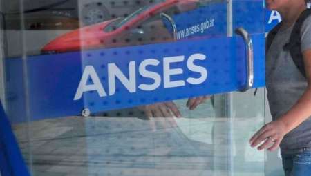 El Gobierno pagará parte del sueldo de los trabajadores de empresas en crisis