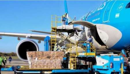 Llegó desde China el segundo vuelo de Aerolíneas Argentinas con insumos sanitarios