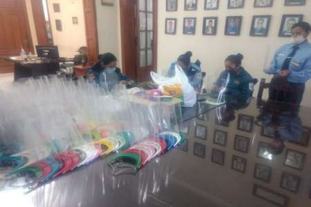 Agentes penitenciarios elaboran artículos de protección para combatir el COVID-19