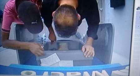 Detenidos con 50 tarjetas de débito y 70 mil pesos