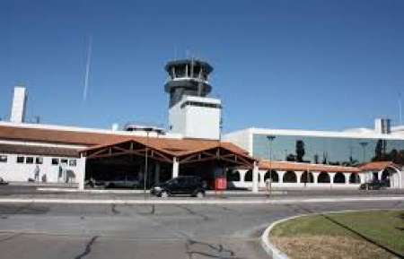 Un avión aterrizó en Salta horas después de la prohibición: quién lo autorizó