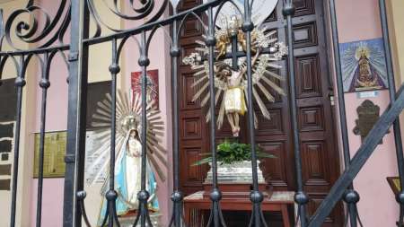 La Iglesia de Salta sacó la imagen de la Virgen del Milagro a la puerta de la Catedral