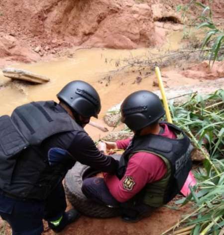 Un explosivo peligroso fue encontrado en el fondo de una vivienda en General Mosconi