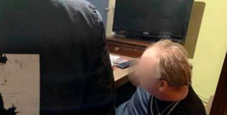 Lo fueron a detener por mandarle fotos porno a alumno y lo encontraron en la cama con otro