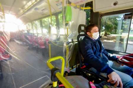 El Gobierno dice que la circulación "no supera el 50% en las calles y el 30% en transporte"