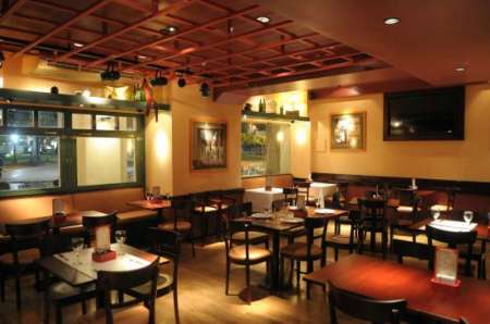 Con acceso limitado, mañana reabren confiterías y bares