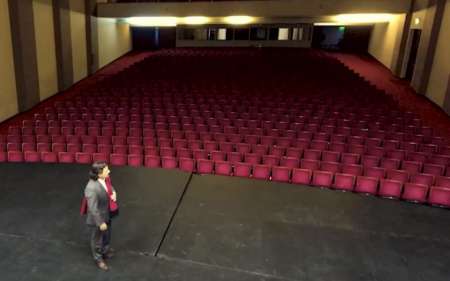 Sin público, Sáenz bautizó al teatro Provincial con el nombre de Juan Carlos Saravia