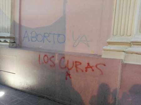 #8M: Con aerosoles en mano, feministas pintaron la catedral y colegios