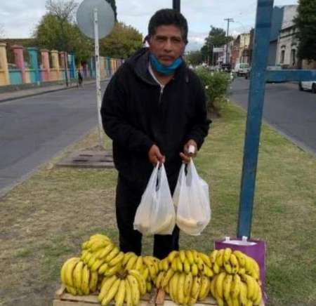 Tiene VIH y se quedó sin trabajo, manos solidarias le regalaron frutas para vender