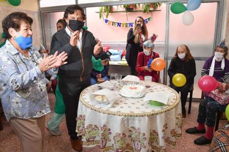 El Gobernador Sáenz visitó la residencia para la tercera edad Renacer