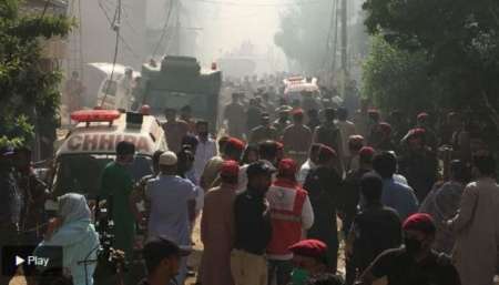 Se estrelló un avión cargado de pasajeron en una zona residencial de Pakistán