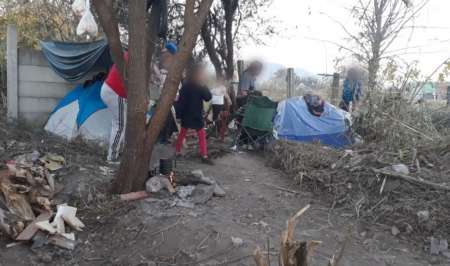 Alta tensión en una toma, se atrincheraron con machetes