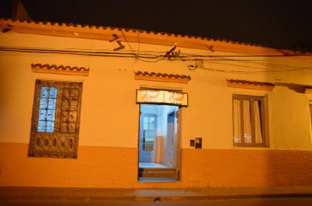 Un repatriado recibió una golpiza, lo apuñalaron y le robaron dentro de un hotel