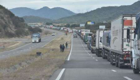 Camioneros amenazan: O mejoran el control en el acceso o habrá desabastecimiento
