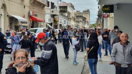 Habrá multas de $90.000 para los bancos que hagan esperar a jubilados en la calle