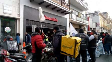 Denuncian que el dueño de una confitería trompeó a un cadete y le rompió la moto