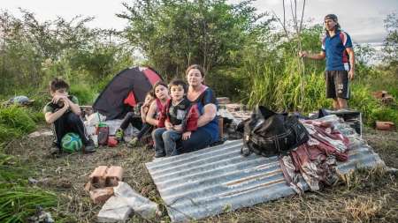 En una carpa y constantemente amenazados viven a la orilla del río: la historia de Carla y sus hijos