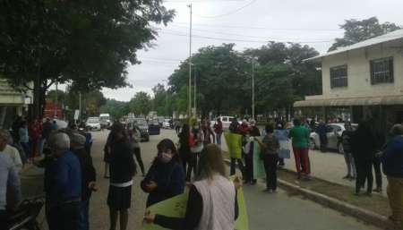 Vecinos marchan por las calles de Aguaray: “En Tartagal nos miran como si estuviésemos apestados”