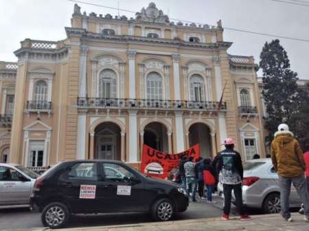 Remiseros protestaron en la Legislatura