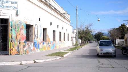 Una mujer y sus tres amigos golpearon a policías