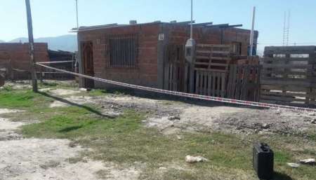 Detienen a un policía que estaba de custodia en una casa y pudo haber evitado un femicidio