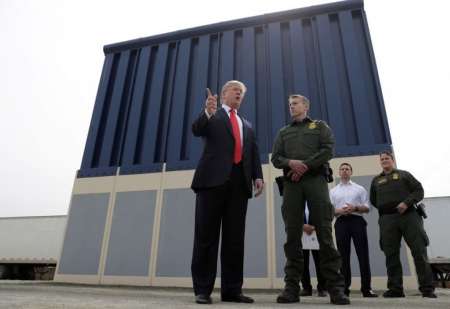 Donald Trump revisa por primera vez los prototipos del muro con México