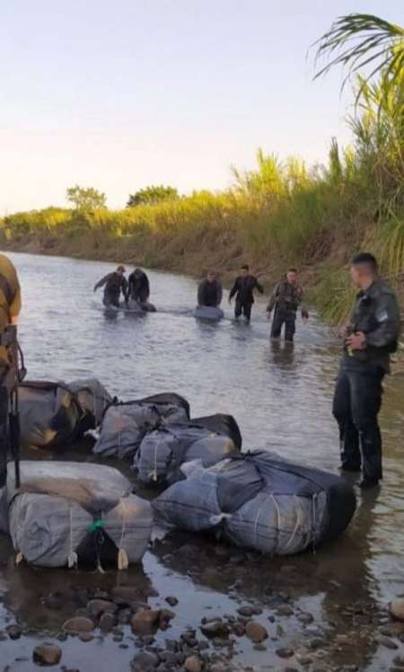 En plena escasez, encontraron casi 300 kilos de hojas de coca abandonadas en un río