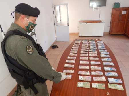 Transportaba $ 1.000.000 ocultos en la gaveta de una motocicleta y fue detenido