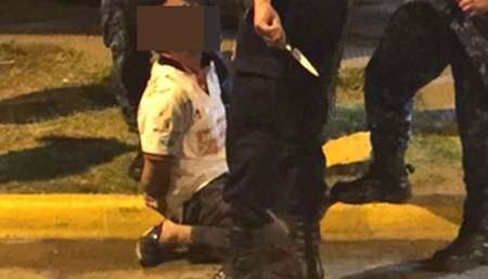 Atacó a policías e intentó ingresar violentamente a la escena de un crimen resguardada