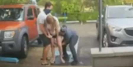 Increíble parto en estacionamiento: debieron atajar al bebé para que no se cayera