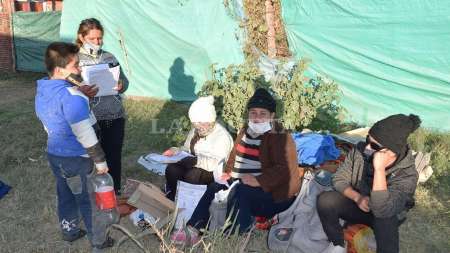 Denuncian que usurparon su casa y quedaron en la calle: pasan hambre y frío