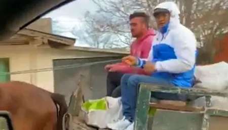 VIDEO El Chino Maidana, acumula millones de dólares, pero ayuda a un amigo a vender leña