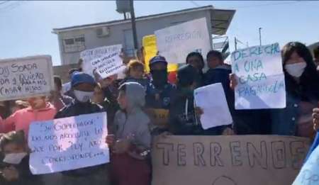 [VIDEO] Tensión en la protesta de asentados en Parque La Vega: "No queremos nada gratis"