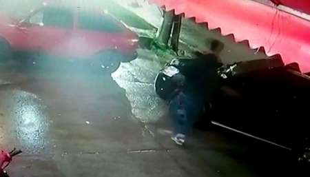 VIDEO Un policía enfrentó a los tiros a dos ladrones que intentaron robarle su arma