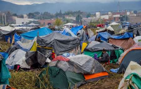 Llevan más de 35 días asentados, aislados y organizados, en busca de un lote