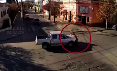 Ninguno frenó en la esquina y chocaron violentamente