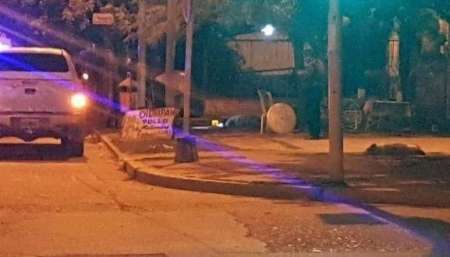 El cuerpo de Raúl Lalo Martínez al lado de la mesa donde esperaba un choripán, en Orán. Fuente: El Tribuno