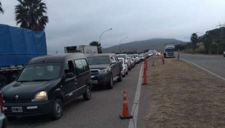 Continúan las largas filas de autos para ingresar a Salta por el expeaje Aunor
