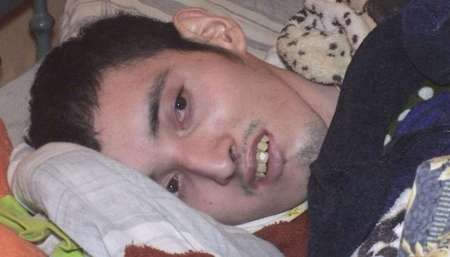 Tiene parálisis cerebral y necesita mochila de oxígeno