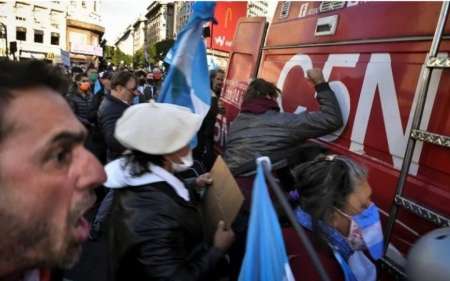 Violento ataque a móvil de C5N: destrozaron el vehículo y amenzaron a periodistas