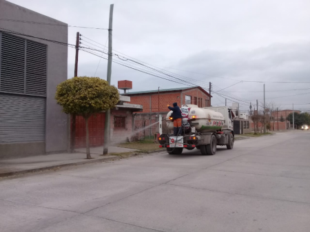 Desinfectaron la vía pública en la zona del operativo sanitario de COVID-19