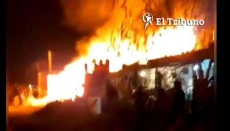 Voraz incendio destruyó una casa en barrio Mi Refugio