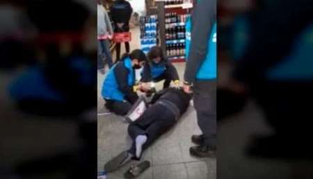 VIDEO Dramático momento en el que le salvan la vida a una mujer con RCP en un super