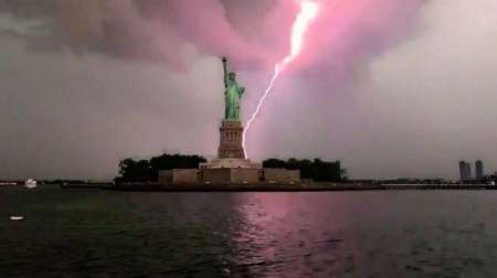 Cayó un rayo sobre la estatua de la Libertad
